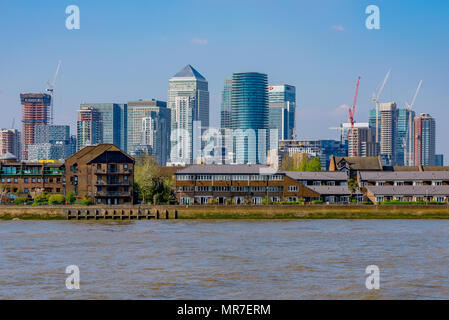 LONDON, Großbritannien - 20 April: Blick auf Canary Wharf Skyline und die Docklands Architektur entlang der Themse am 20. April 2018 in London. Stockfoto