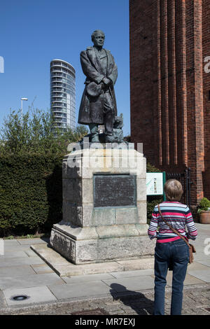 Statue von Captain Robert Falcon Scott. RN. CVO in Portsmouth Historic Dockyards, Sussex, UK Stockfoto