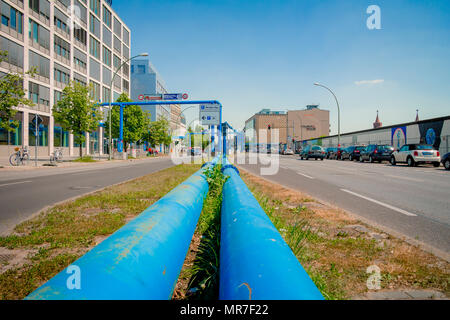 Berlin, Deutschland - 19. Mai 2017: Blaue Leitungen an der Straße von Berlin City. Die Rohre werden verwendet, um Wasser von Baustellen durch die Stadt zu Pumpe Stockfoto