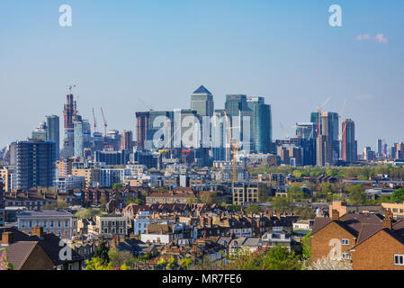 LONDON, Großbritannien - 20 April: Blick auf Greenwich Wohngebiet mit Canary Wharf Wolkenkratzer im Hintergrund Am 20. April 2018 in London. Stockfoto