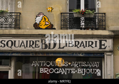 Street Art über dem Antiquitätengeschäft in der Rue Oberkampf, in Paris, Frankreich. Stockfoto