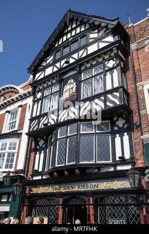 Menschenmassen draußen" Das Schiff Anson' Public House in Portsmouth Sussex, England, Großbritannien Stockfoto