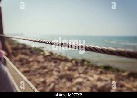 Kabel metall Zaun versperrt den Strand. Stockfoto