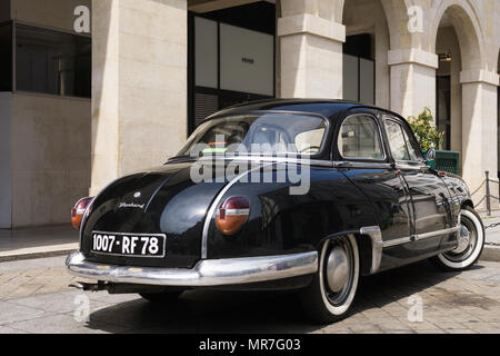 Panhard Dyna Z Oldtimer im Saint Germain in Paris, Frankreich geparkt, Stockfoto