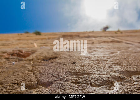 Closeup Low Angle View der westlichen Mauer in der Altstadt von Jerusalem Israel. In den Ritzen zwischen den Steinen gibt es zahlreiche Hinweise mit plädiert Stockfoto