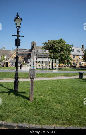 Ein hölzernes Hinweisschild im Zentrum von Broadway, in den Cotswolds, Worcestershire, Großbritannien. Mit dem wychavon Weg und das Cotswold Way Spaziergänge Stockfoto