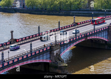 LONDON, GROSSBRITANNIEN - 04 Mai: Blick auf die London Bridge eine berühmte Brücke entlang der Themse in Westminster am Mai 04, 2018 in London. Stockfoto