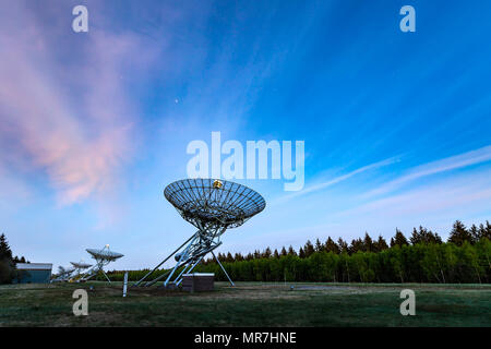 Die westerbork Synthesis Radio Telescope (WSRT) während der Dämmerung, mit einem leicht bewölkten Himmel und Sterne ein wenig sichtbar. Eine Aperture synthesis Interferometer Stockfoto