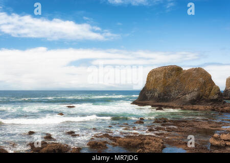 Big Sky und geologischen Eigenschaften der Cobble Strand bei Yaquina Head State Park in Newport, Oregon Stockfoto