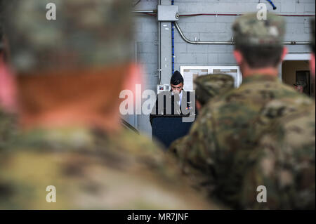 Oberst James Mott übernimmt das Kommando der 1. Special Operations Group von Oberst Stewart Hammons bei einem Befehl Zeremonie am Hurlburt Field, Fla., 19. Mai 2017. (U.S. Air Force Foto von Airman 1st Class Isaac O. Gast IV) Stockfoto