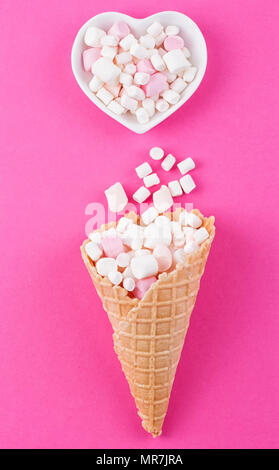 Marshmallows Eis und Waffeln auf einem rosa Hintergrund Stockfoto