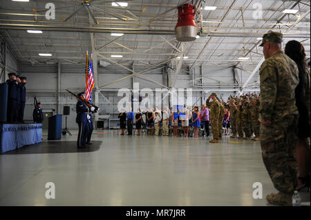 Oberst James Mott übernimmt das Kommando der 1. Special Operations Group von Oberst Stewart Hammons bei einem Befehl Zeremonie am Hurlburt Field, Fla., 19. Mai 2017. (U.S. Air Force Foto von Airman 1st Class Isaac O. Gast IV) Stockfoto