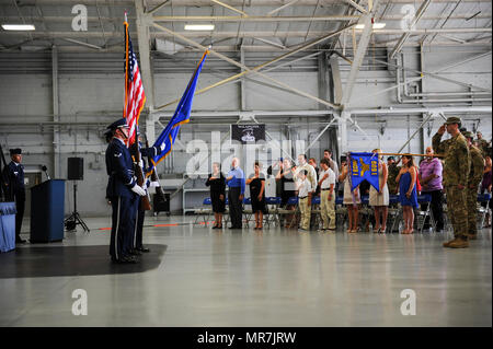 Oberst James Mott übernimmt das Kommando der 1. Special Operations Group von Oberst Stewart Hammons bei einem Befehl Zeremonie am Hurlburt Field, Fla., 19. Mai 2017. (U.S. Air Force Foto von Airman 1st Class Isaac O. Gast IV) Stockfoto