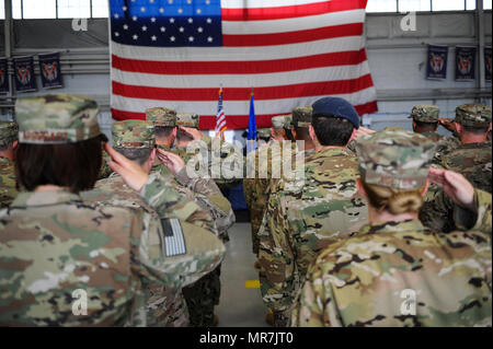 Oberst James Mott übernimmt das Kommando der 1. Special Operations Group von Oberst Stewart Hammons bei einem Befehl Zeremonie am Hurlburt Field, Fla., 19. Mai 2017. (U.S. Air Force Foto von Airman 1st Class Isaac O. Gast IV) Stockfoto