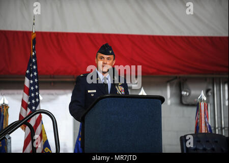 Oberst James Mott übernimmt das Kommando der 1. Special Operations Group von Oberst Stewart Hammons bei einem Befehl Zeremonie am Hurlburt Field, Fla., 19. Mai 2017. (U.S. Air Force Foto von Airman 1st Class Isaac O. Gast IV) Stockfoto