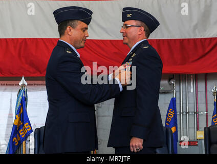 Oberst James Mott übernimmt das Kommando der 1. Special Operations Group von Oberst Stewart Hammons bei einem Befehl Zeremonie am Hurlburt Field, Fla., 19. Mai 2017. (U.S. Air Force Foto von Airman 1st Class Isaac O. Gast IV) Stockfoto