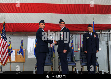 Oberst James Mott übernimmt das Kommando der 1. Special Operations Group von Oberst Stewart Hammons bei einem Befehl Zeremonie am Hurlburt Field, Fla., 19. Mai 2017. (U.S. Air Force Foto von Airman 1st Class Isaac O. Gast IV) Stockfoto