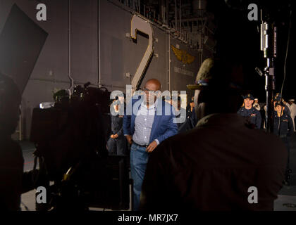 Al Roker (* 1954) ist ein US-amerikanischer Fernsehsender und Wettermoderator für die TODAY-Show von NBC. Das Archivbild zeigt ihn und die Besatzung des amphibischen Angriffsschiffs USS Essex (LHD 2), ein Schiff der Wasp-Klasse, das von Dampfturbinen und Gasturbinen angetrieben wird, und bereitet sich darauf vor, am 22. Mai 2017 während der Mission: Breakfast live vom Flugdeck auf der Marinebasis San Diego zu übertragen. Stockfoto
