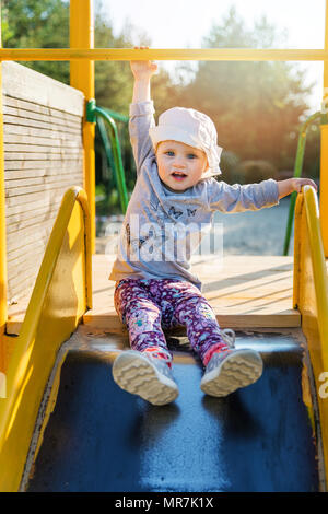 Kind hängen an bar am Spielplatz Stockfoto