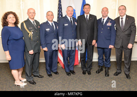 Im Bild von links nach rechts sind Frau Nataša Mikuž und Oberst Ivo Mikuž, Militärattaché der slowenischen Botschaft in Washington DC, Oberst Nikolaus Brokkoli und Brigadegeneral Thomas J. Owens II der New York Air National Guard, Präsident Borut Pahor Slowenien und Chief Master Sergeant Michael Hewson auch der New York Air National Guard. Alle waren für die Vergabe der Slowenischen Medaille für Verdienste im militärischen Bereich von der 21. Mai 2017 präsentieren. Die Zeremonie fand bei der Ständigen Mission der Republik Slowenien Büro bei den Vereinten Nationen, New York. Die Medaillen, die angesichts der 102. Stockfoto