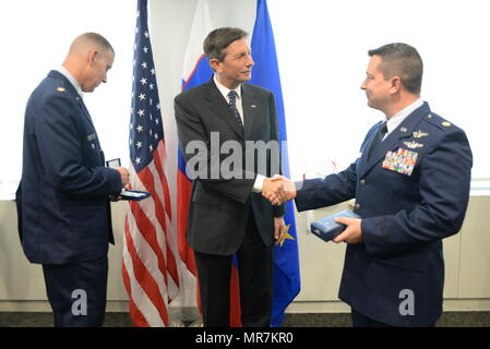 Major Jeffrey Canet (rechts) von der 102 und Major Edward'S ean' Boughal (links) von der 103 Rettung Squadrons der 106 Rettung Flügel der New York Air National Guard, die Slowenische Medaille für Verdienste im militärischen Bereich ausgezeichnet werden durch den Präsidenten Borut Pahor Slowenien am 21. Mai 2017. Die Zeremonie fand bei der Ständigen Mission der Republik Slowenien Büro der Vereinten Nationen in New York für ihre international Rescue Mission des Schiffes Tamar, die am 24. April begann Beihilfen für Besatzungsmitglieder in einer Explosion an Bord verletzt zu rendern. (U.S. Air National Guard Foto von Stockfoto