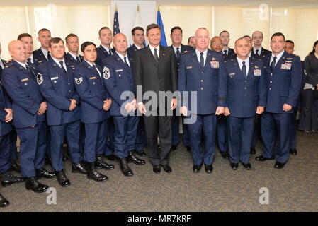 Die Mitglieder der 102. und 103. Rescue Squadrons der 106 Rettung Flügel der New York Air National Guard, die Slowenische Medaille für Verdienste im militärischen Bereich durch den Präsidenten Borut Pahor Slowenien am 21. Mai 2017 verliehen. Die Zeremonie fand bei der Ständigen Mission der Republik Slowenien Büro der Vereinten Nationen in New York für ihre international Rescue Mission des Schiffes Tamar, die am 24. April begann Beihilfen für Besatzungsmitglieder in einer Explosion an Bord verletzt zu rendern. (U.S. Air National Guard Foto von Kapitän Michael O'Hagan) Stockfoto