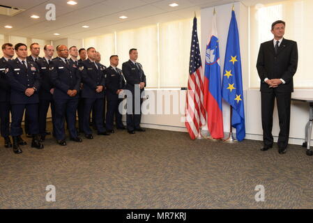 Die Mitglieder der 102. und 103. Rescue Squadrons der 106 Rettung Flügel der New York Air National Guard, die Slowenische Medaille für Verdienste im militärischen Bereich durch den Präsidenten Borut Pahor Slowenien am 21. Mai 2017 verliehen. Die Zeremonie fand bei der Ständigen Mission der Republik Slowenien Büro bei den Vereinten Nationen, NEW YORK, NY für ihre international Rescue Mission des Schiffes Tamar, die am 24. April begann Beihilfen für Besatzungsmitglieder in einer Explosion an Bord verletzt zu rendern. (U.S. Air National Guard Foto von Kapitän Michael O'Hagan) Stockfoto