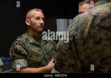 Sgt. Maj Richard Drescher spricht mit Marines zur 2. Marine Flugzeugflügel während einer Bold Alligator Aviation Mission Rehearsal Übung in gemeinsamen Expeditionary Base Little Creek, Virginia, 22. Mai 2017 vergeben. BAAMREX, an der Expeditionary Warfare Training Gruppe Atlantic Einrichtungen gehalten, ist eine Übung für 2. Marine Flugzeugflügel Befehl Personal konzipiert zu proben und Tactical Air Command Center Operations in einem simulierten Kampf Umgebung ausführen. Speziell BAAMREX ist eine Chance für die Marines der 2. MAW, 2. Marine Logistics Group, 2nd Marine Division, 2. Marine Expeditionary Brigad Stockfoto