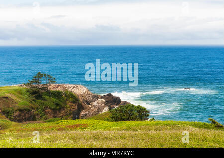 Blick von Bluff an Yaquina Landspitze die weite Landschaft von Land, Wasser und Himmel auf der Oregon Küste in der Nähe von Newport, Oregon Stockfoto