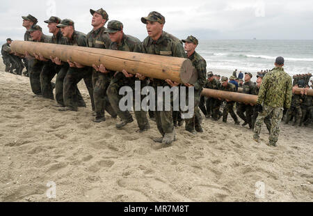 170510-N-GT 710-014 Coronado, Kalifornien (10. Mai 2017) Basic Underwater Demolition/DICHTUNG Studenten in einem Team building beteiligen. Die Ausbildung erfolgt an der Naval Special Warfare Grundausbildung Befehl in Coronado, Kalifornien (USA Marine Foto von Mass Communication Specialist 1. Klasse Lawrence Davis/Freigegeben) Stockfoto