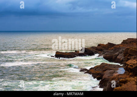 Dunkler Wolken über dem Horizont von einem in den kommenden Sturm entlang der felsigen Küste von Oregon Küste. Stockfoto