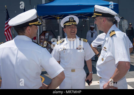 170519-N-NT 265-023 SHIMODA, Japan (19. Mai 2017) Kapitän Jeffrey Kim, Commander, Flotte Aktivitäten Yokosuka, ist vom Kapitän Bennett, Commander, Destroyer Squadron (DESRON) 15, und Cmdr begrüßt. Warren Smith, kommandierender Offizier der Arleigh-Burke-Klasse geführte Anti-raketen-Zerstörer USS Mustin (DDG89), während der shimoda schwarzen Schiff Festival. Die Beteiligung der Marine in den Festival feiert das Erbe der US-Japanischen Marine Partnerschaft Erste von Commodore Matthew Perry 1853 Hafen besuchen. Seit mehr als 160 Jahren, in den Vereinigten Staaten hat ein Erbe des militärischen Präsenz in den Indo- Stockfoto