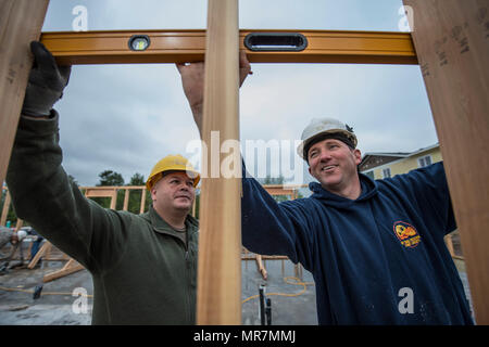 170517-N-TC 501-077 SPOKANE, Washington (16. Mai 2017) Equipment Operator 1. Klasse Raymond Papst, Links, und Equipment Operator 3. Klasse Dustin Beste, sowohl Naval Mobile Konstruktion Bataillon (NMCB) 18, ein Board für Verstrebungen während Freiwilligenarbeit für Lebensraum für die Menschheit vorbereiten zugeordnet. Segler aus Marine Operations Support Center (Nosc) Spokane sind zu erreichen, der lokalen Gemeinschaft einen Unterschied bei der Marine Woche Spokane zu machen. Marine Woche Programme dienen als wichtigste übertreffen Bemühung der Marine in Gebieten des Landes ohne eine bedeutende Marine Präsenz, mit 195 Marine Wochen in 71 verschiedenen USA gehalten Stockfoto