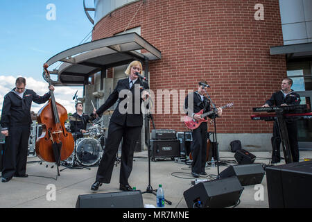 170518-N-TC 501-017 SPOKANE, Washington (18. Mai 2017) Matrosen zu U.S. Navy Band Nordwesten zugeordnet führt an der North Valley High School während Marine Woche Spokane, Washington Navy Woche Programme dienen als wichtigste übertreffen Bemühung der Marine in Gebieten des Landes ohne eine bedeutende Marine Präsenz, mit 195 Marine Wochen in 71 verschiedenen Städten der USA statt. (U.S. Marine Foto von Mass Communication Specialist 2. Klasse Christopher S. Carson/Freigegeben) Stockfoto