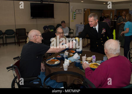 170518-N-OL 837-054 SPOKANE, Washington (18. Mai 2017) der hinteren Adm. Kevin Kovacich, Direktor der Pläne und der Politik der USA Cyber Command, erfüllt einige der Patienten des VA Medical Center während einer Spokane Marine Woche Tour und Meet-and-Greet. Marine Woche Programme dienen als wichtigste übertreffen Bemühung der Marine in Gebieten des Landes ohne eine bedeutende Marine Präsenz, mit 195 Marine Wochen in 71 verschiedenen Städten der USA statt. (U.S. Marine Foto von Mass Communication Specialist 1. Klasse Jason Noble/Freigegeben) Stockfoto