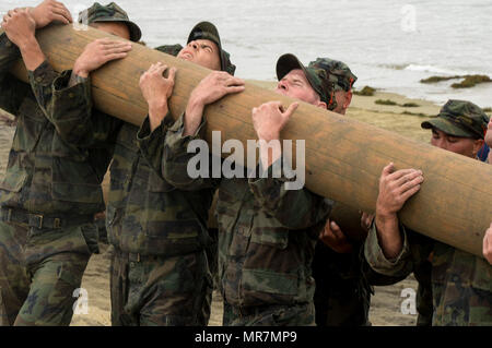 CORONADO, Kalifornien (10. Mai 2017) - Grundlegende Underwater Demolition/DICHTUNG (BUD/S) Studierende in einem Team building beteiligen. BUD/S Ausbildung erfolgt am Naval Special Warfare Grundausbildung Befehl in Südkalifornien. (U.S. Marine Foto von Mass Communication Specialist 1. Klasse Lawrence Davis/freigegeben) Stockfoto