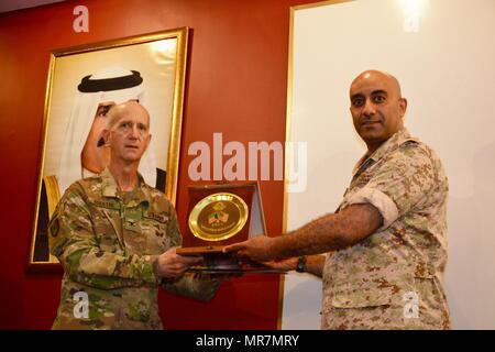 Oberst Nawaf Al-Dousari, Ärztlicher Direktor der Al-Jahra Lazarett, Kuwait, präsentierte eine Plakette zu oberst Thomas Koertge, Division Chirurg für die 29 Infanterie Divison, ihre Partnerschaft bei der Entwicklung von Weiterbildung Vortragsreihe für medizinische Fachleute an der Al-Jahra Lazarett, Kuwait, 11. Mai 2017 zu gedenken. Stockfoto