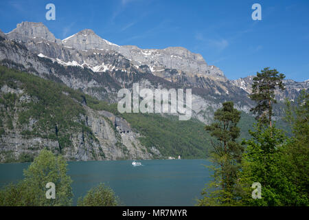 Fähre von Walenstadt nach Unterterzen und Murg am Walensee in der Schweiz Stockfoto