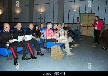 Chiara Chelossi, Sicherheit und OH Spezialist, unterweist die Gemeinschaft am Tag der Sicherheit im Camp Darby, Post Theater, Livorno, Italien, 19. Mai 2017. (Foto von Elena Baladelli/freigegeben). Stockfoto