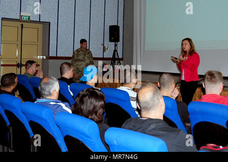 Chiara Chelossi, Sicherheit und OH Spezialist, unterweist die Gemeinschaft am Tag der Sicherheit im Camp Darby, Post Theater, Livorno, Italien, 19. Mai 2017. (Foto von Elena Baladelli/freigegeben). Stockfoto