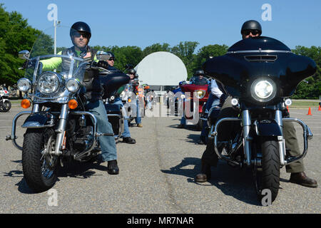 Motorradfahrer in den zwei Stunden Streitkräfte Motorradsicherheit Fahrt am Joint Base Langley-Eustis, Virginia, 19. Mai 2017 zu beteiligen. Die Fahrt war ungefähr 80 Meilen mit zwei designierte Kontrollpunkte entlang der Weise. (U.S. Air Force Foto/Airman 1st Class Kaylee Dubois) Stockfoto