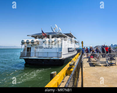 Fähre zur Insel Alcatraz aus San Francisco, CA, USA. Stockfoto