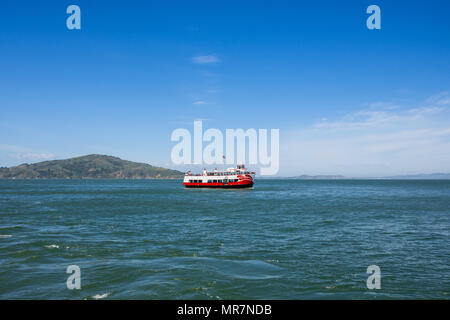 Fähre zur Insel Alcatraz aus San Francisco, CA, USA. Stockfoto