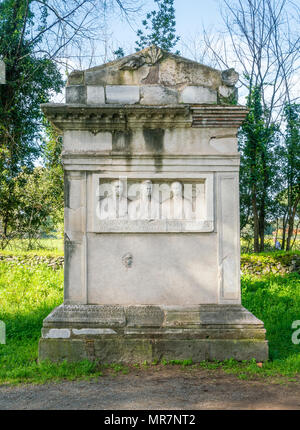 Römische Ruinen entlang der antiken Via Appia (Appia Antica) in Rom. Stockfoto