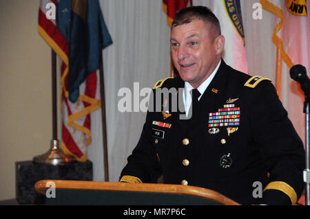 Major General, der als Befehlshaber des 99th Regional Support Command fungiert, ist ein hochrangiger Anführer der United States Army Reserve, der operative und administrative Unterstützungseinheiten überwacht. Das Archivbild dokumentiert seine Ansprache während der sechsten jährlichen Anerkennungszeremonie Our Community Salutes am 16. Mai in Newark, Delaware, in der er High School-Schüler ehrt, die sich für die Militäreinstellung engagieren. Stockfoto