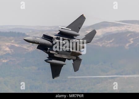 USAF F-15 E Strike Eagle durch die Mack Schleife fliegen Stockfoto