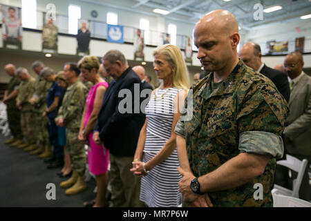 Generalmajor David G. Bellon, eingehende Kommandant der US Marine Corps Forces, Süden, beugt seinen Kopf für die anrufung während des Geräts Ändern des Befehls Zeremonie in Doral, Florida, 22. Mai 2017. Brig. Gen. Kevin M. Iiams Befehl aufgegeben von MARFORSOUTH zu Bellon nach als Kommandeur seit Januar 2016 dienen. (U.S. Marine Corps Foto von Sgt. Jacob Smith) Stockfoto