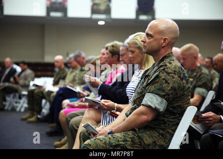 Generalmajor David G. Bellon, eingehende Commander für US Marine Corps Forces, Süden, hört während der Einheit ändern des Befehls Zeremonie in Doral, Florida, 22. Mai 2017. Brig. Gen. Kevin M. Iiams Befehl aufgegeben von MARFORSOUTH zu Bellon nach als Kommandeur seit Januar 2016 dienen. (U.S. Marine Corps Foto von gunnery Sgt. Zachary Dyer) Stockfoto