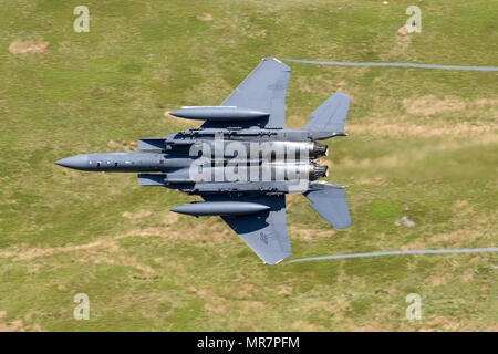 USAF F-15 E Strike Eagle durch die Mack Schleife fliegen Stockfoto