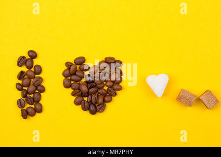 Kaffee Tasse Bohnen in Form von Herzen onyellow Hintergrund. Zucker Lebkuchen Stockfoto